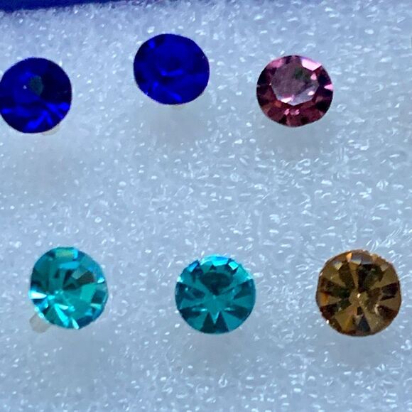 20 Pairs of Rainbow Earrings – Set of 40 Mini Studs in Gift Box for Teens - Picture 5 of 6